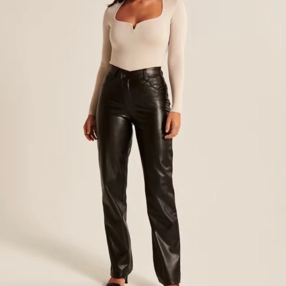 Abercrombie & Fitch - Criss-Cross Waistband Vegan Leather 90s Straight Pant - Picture 8 of 13